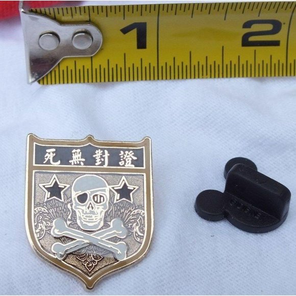 Disney Pin Shield Skull Crossbones Pirate - Picture 3 of 4